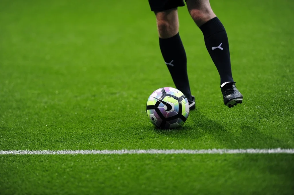 EU-förbudet förändrar framtidens konstgräsplaner – detta behöver föreningar veta redan nu Finansiering konstgräsplan - fotbollsspelare och boll på modern konstgräsplan utan mikroplaster