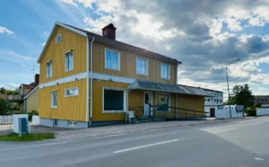 Det gula huset på Brogatan 31 i Heby där Svensk Föreningsfinansiering AB öppnar sina nya lokaler.